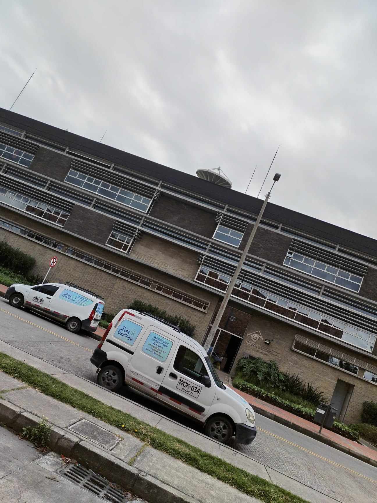 fumi espray ejecutando servicios