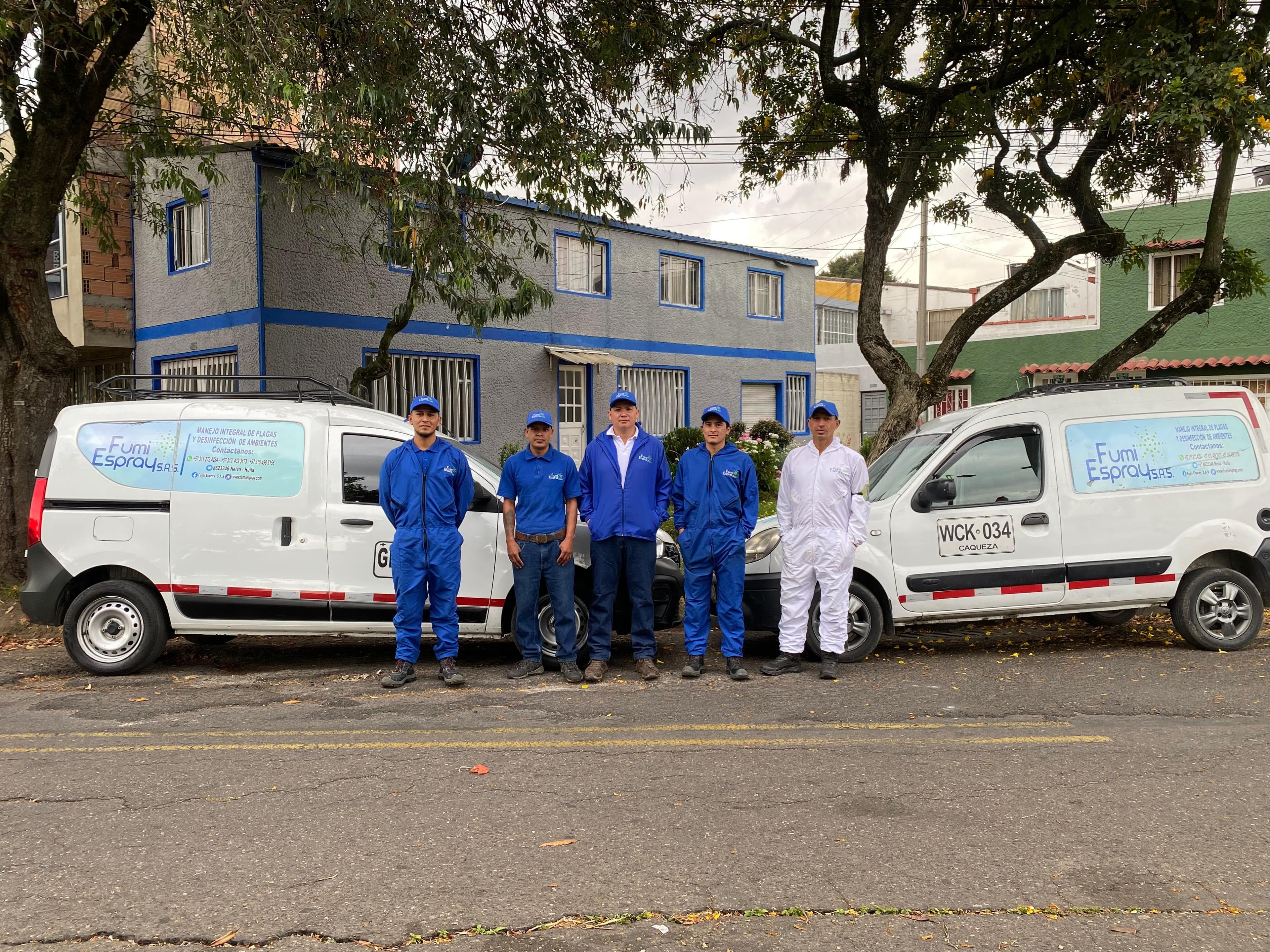 fumi espray ejecutando servicios