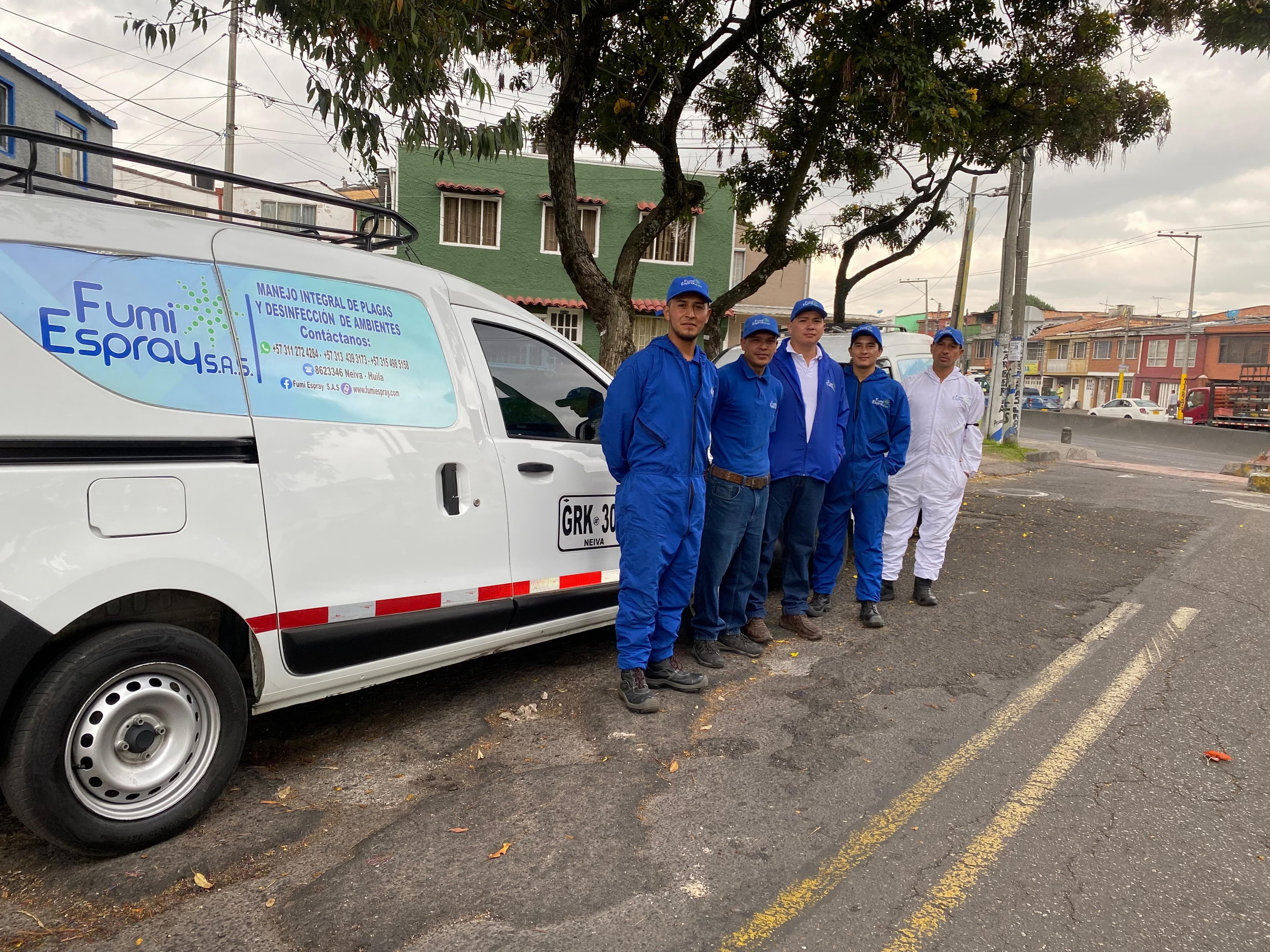 fumi espray ejecutando servicios