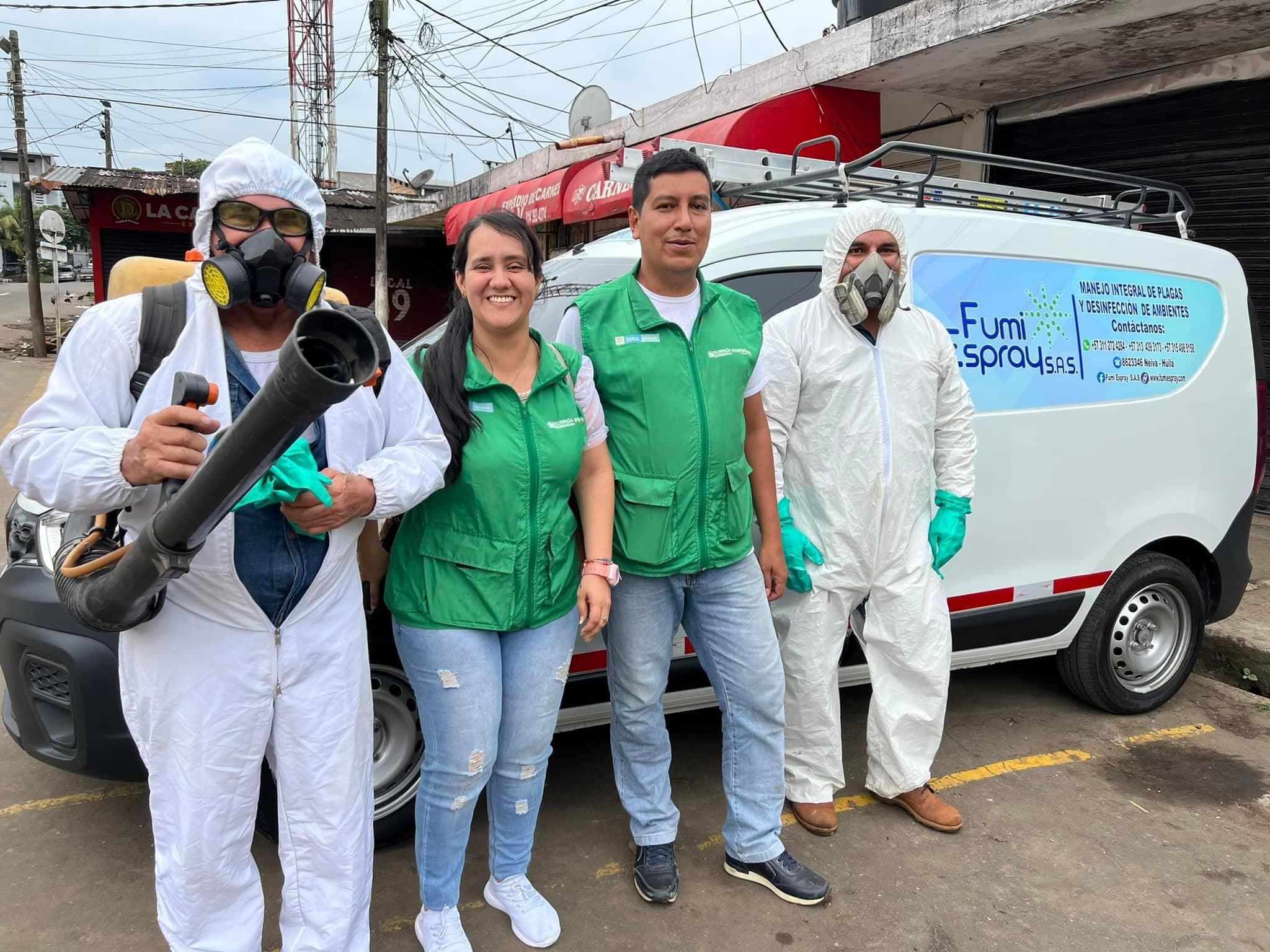 fumi espray ejecutando servicios