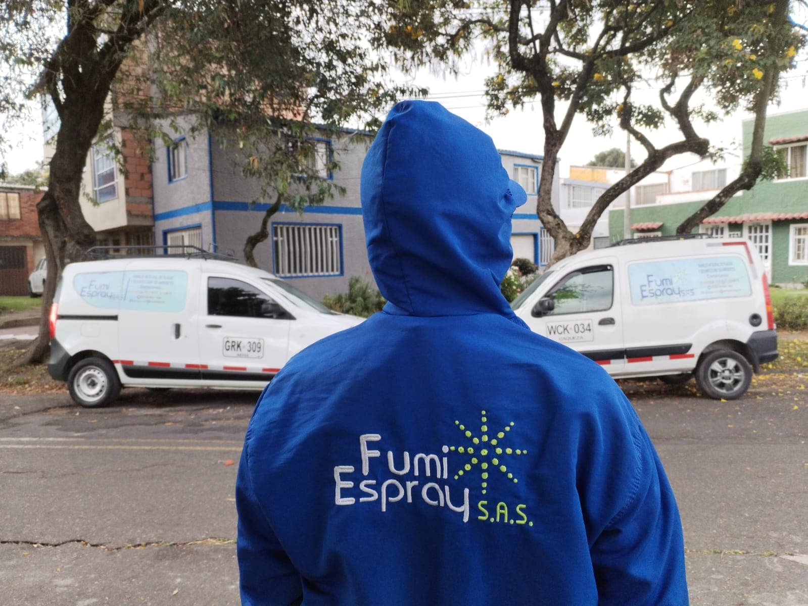 fumi espray ejecutando servicios