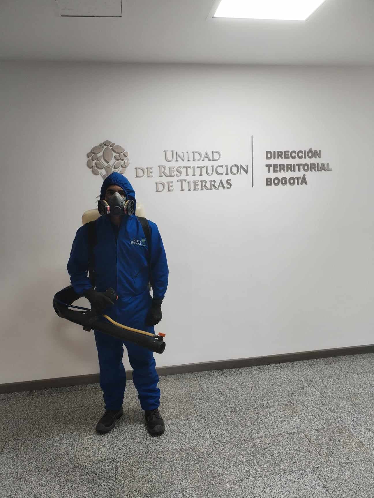 fumi espray ejecutando servicios